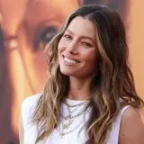 Jessica Biel sonríe con su pelo liso y mechas balayage, luciendo collares dorados.