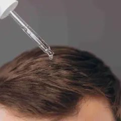 Gotas de suero aplicadas en el cuero cabelludo para saber como hacer crecer el pelo rapido.