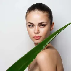 Mujer con un gran trozo de aloe vera. El aloe vera es bueno para el pelo, aportando brillo y fuerza.