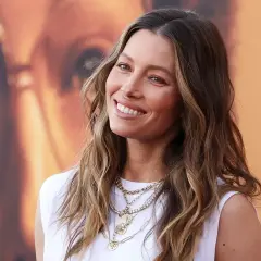 Jessica Biel sonríe con su pelo liso y mechas balayage, luciendo collares dorados.