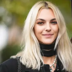 Rubia con piel clara y ojos verdes, un ejemplo de color de pelo segun piel y ojos que resalta su belleza natural.