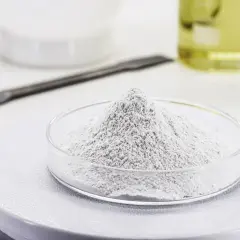 Polvo blanco en un plato de vidrio, listo para ser usado en diversas aplicaciones. El óxido de zinc sirve para proteger la piel y como ingrediente en pinturas.