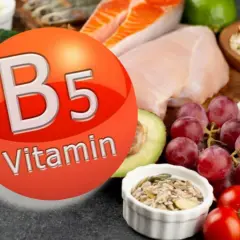 Descubre para qué sirve la vitamina B5 con alimentos como salmón, pollo, aguacate y uvas.