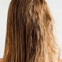 El cabello mojado de la izquierda contrasta con el pelo estropajo de la derecha, mostrando la diferencia entre hidratación y sequedad.