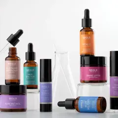 Varias botellas y tarros de productos de cuidado de la piel Segle, incluyendo el serum cuando se aplica, sobre un fondo blanco.