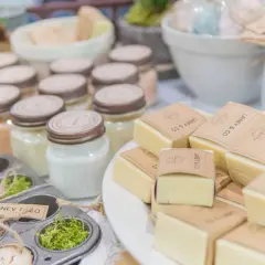 Jabones artesanales y cremas en frascos, perfectos para tu rutina de skincare.