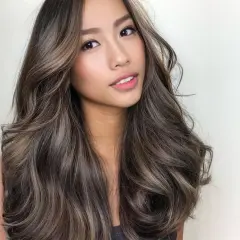 Cabello castaño con reflejos sutiles, mostrando la diferencia entre balayage y babylight.