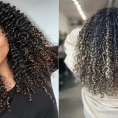 Cabello rizado con balayage y mechas rubias, un look vibrante y lleno de vida.