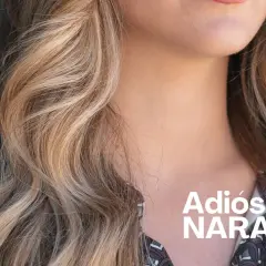 Cabello rubio con reflejos dorados y cenizos. Un antes y después para matizar pelo naranja a rubio ceniza, logrando un tono elegante.