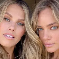 Dos mujeres con mechas rubias y ojos azules. Se preguntan cuánto duran las mechas para mantener este look.