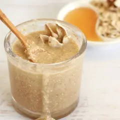 Un tarro de exfoliante facial casero con avena y miel, listo para una piel radiante.