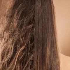 Cabello partido y seco a la izquierda, liso y sedoso a la derecha. El **pelo deshidratado** se transforma.