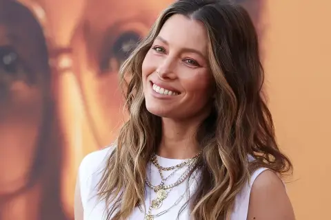 Jessica Biel sonríe con su pelo liso y mechas balayage, luciendo collares dorados.
