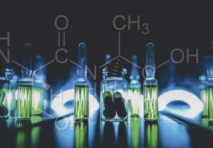 Ampollas con líquido verde y una botella con cápsulas, sobre un fondo oscuro con fórmulas químicas. Descubre qué son los péptidos en cosmética.
