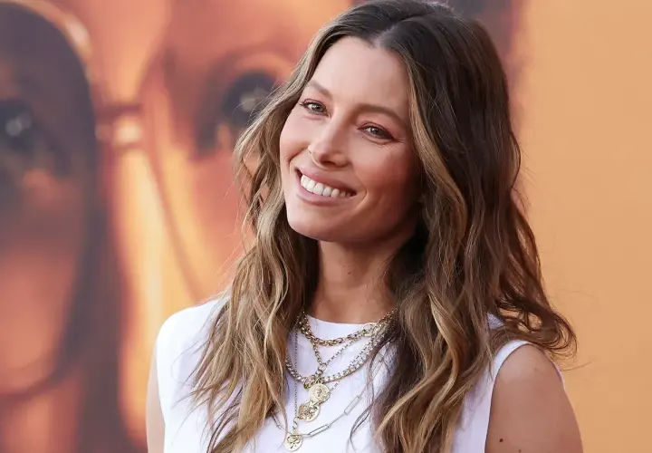 Jessica Biel sonríe con su pelo liso y mechas balayage, luciendo collares dorados.