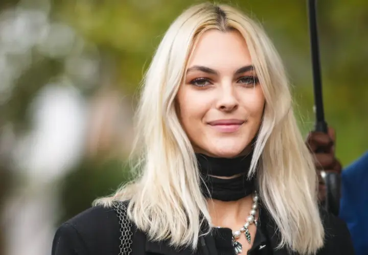 Rubia con piel clara y ojos verdes, un ejemplo de color de pelo segun piel y ojos que resalta su belleza natural.