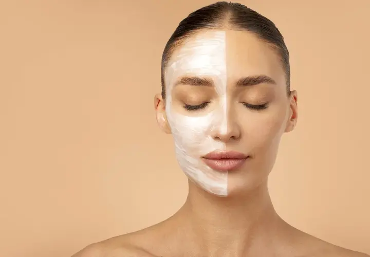 Una mujer con la mitad de la cara cubierta de espuma, mostrando la efectividad de que es la doble limpieza facial para una piel radiante.