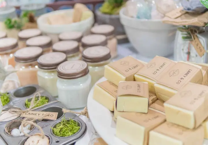 Jabones artesanales y cremas en frascos, perfectos para tu rutina de skincare.