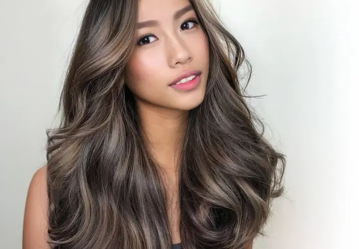 Cabello castaño con reflejos sutiles, mostrando la diferencia entre balayage y babylight.