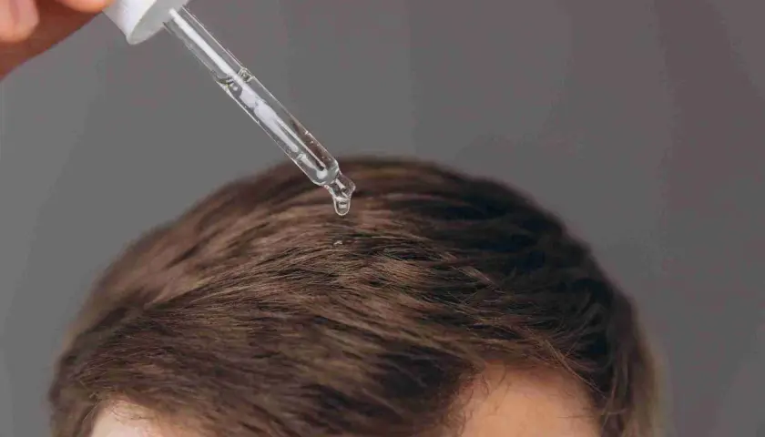 Gotas de suero aplicadas en el cuero cabelludo para saber como hacer crecer el pelo rapido.