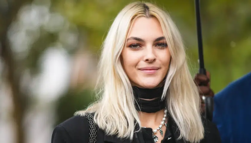 Rubia con piel clara y ojos verdes, un ejemplo de color de pelo segun piel y ojos que resalta su belleza natural.