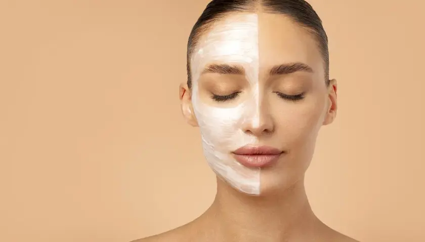 Una mujer con la mitad de la cara cubierta de espuma, mostrando la efectividad de que es la doble limpieza facial para una piel radiante.