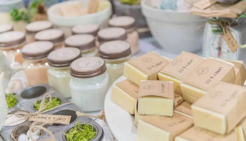 Jabones artesanales y cremas en frascos, perfectos para tu rutina de skincare.