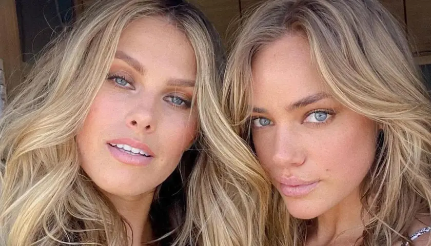 Dos mujeres con mechas rubias y ojos azules. Se preguntan cuánto duran las mechas para mantener este look.