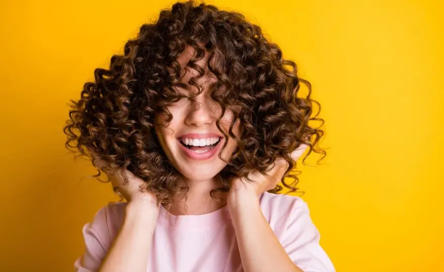 Cómo hidratar el pelo rizado y recuperar su definición