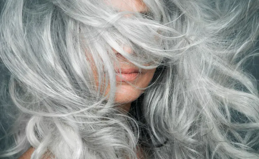 Cómo dejar crecer las canas sin una raíz marcada