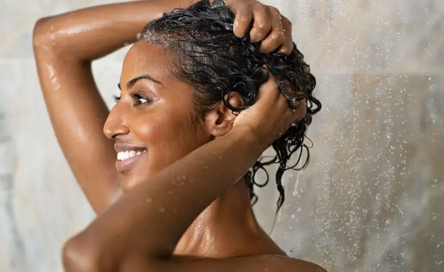 Método wavy para definir ondas sin apelmazar el cabello