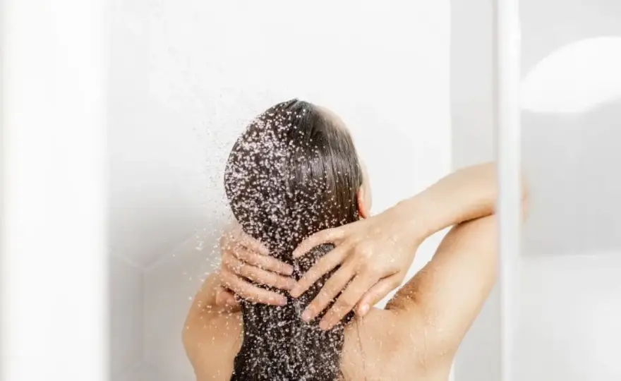 Cómo lavar el cabello bien según tu tipo y frecuencia ideal