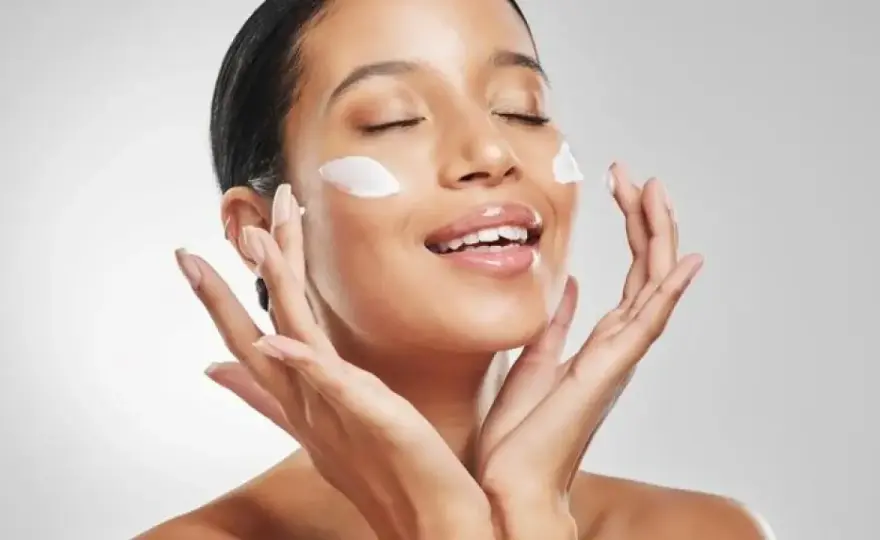 ¿Crema hidratante o protector solar primero? El orden correcto