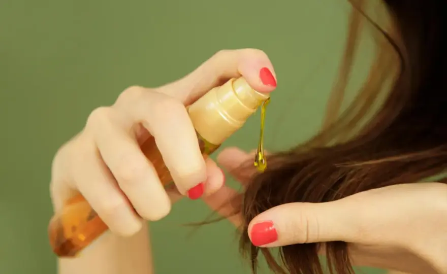 Aceite de ricino para el pelo - cómo usarlo y qué esperar