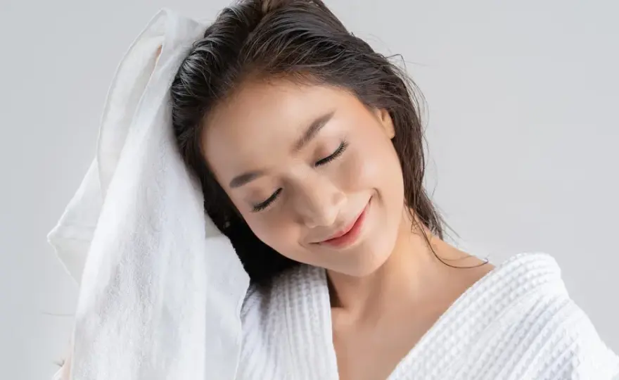 ¿Es malo dormir con el pelo mojado? Lo que debes saber