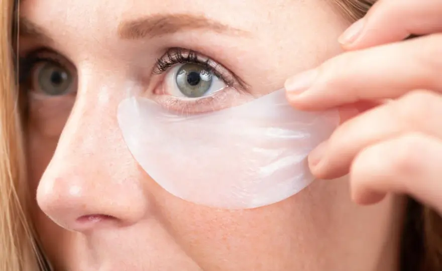 Cómo aplicar el contorno de ojos sin irritar la piel