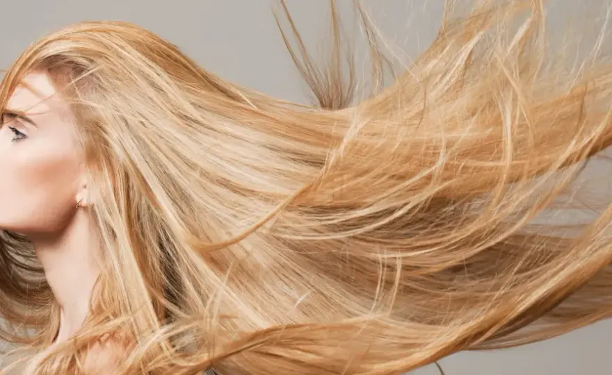 ¿El sol aclara el cabello? Reflejos, riesgos y alternativas