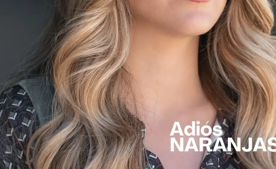 Cómo matizar el pelo naranja para lograr un rubio ceniza