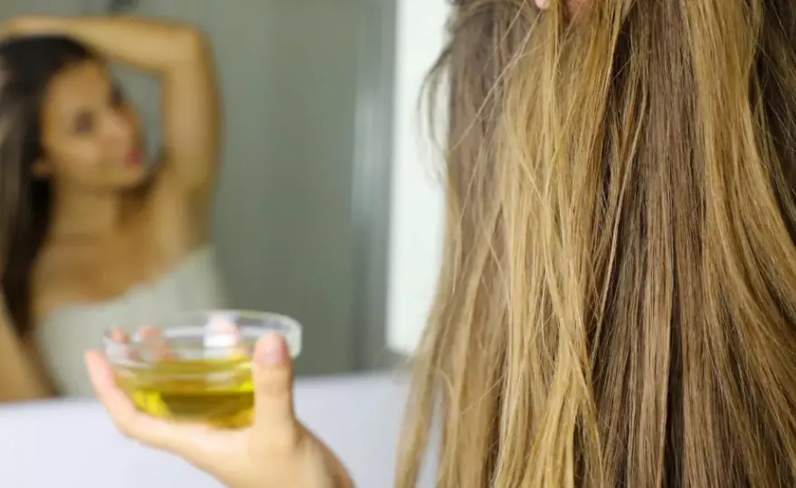 ¿El aceite de oliva es bueno para el pelo? Beneficios y límites