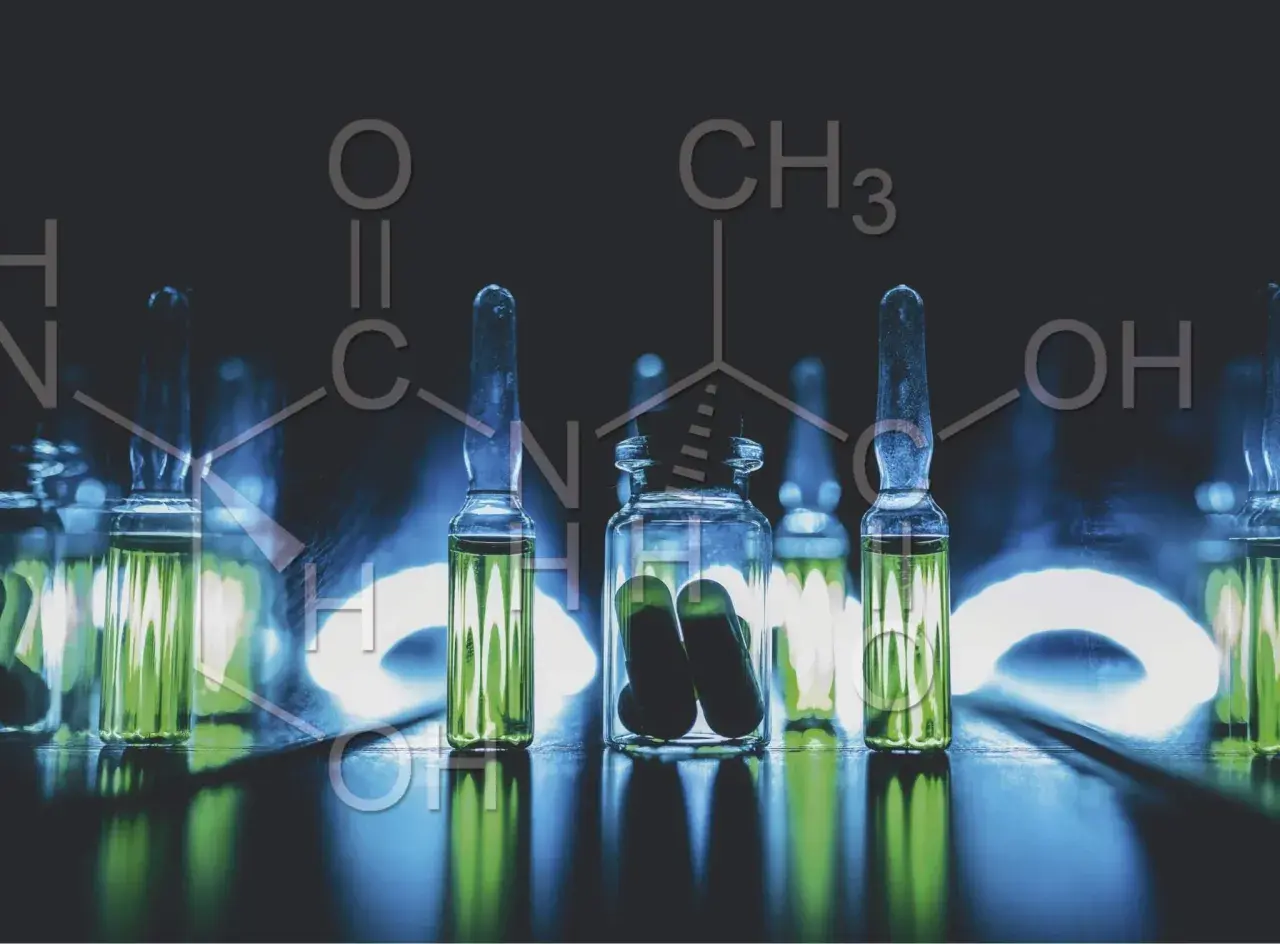 Ampollas con líquido verde y una botella con cápsulas, sobre un fondo oscuro con fórmulas químicas. Descubre qué son los péptidos en cosmética.