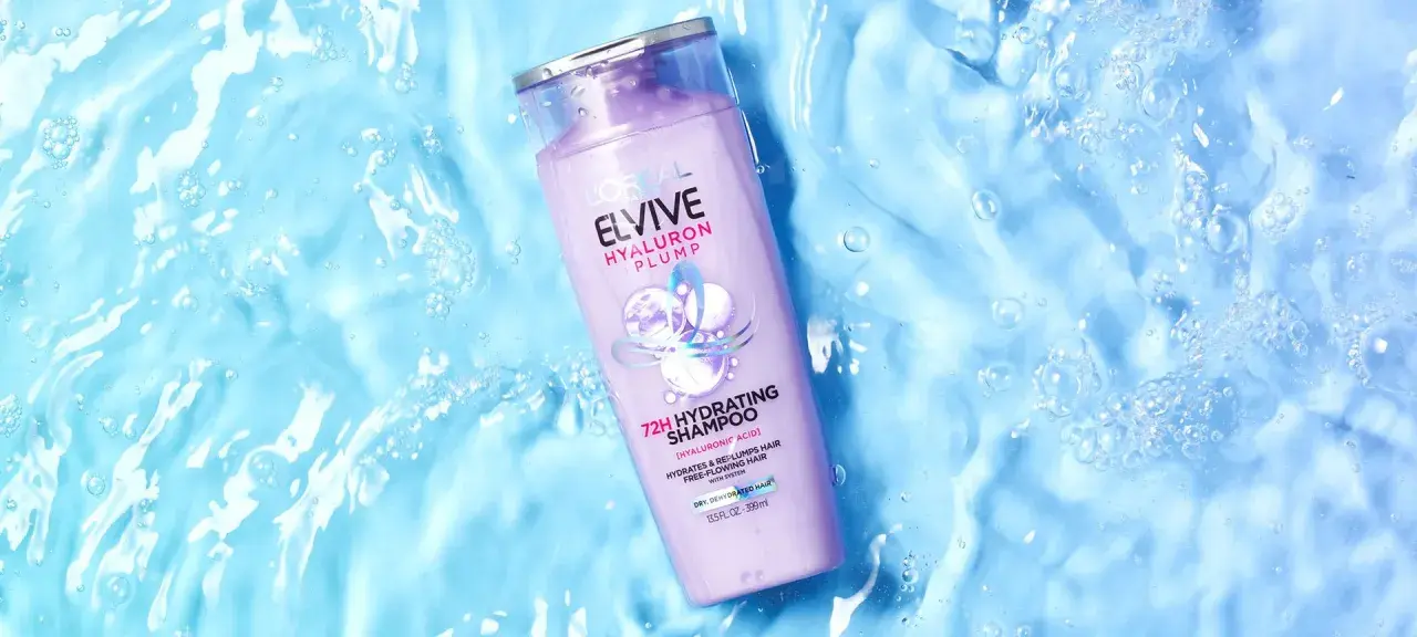 Champú Elvive Hyaluron Plump, ideal para saber como hidratar el pelo seco y dañado en casa.