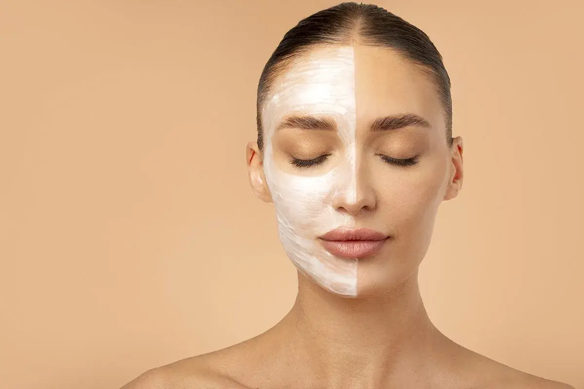 Una mujer con la mitad de la cara cubierta de espuma, mostrando la efectividad de que es la doble limpieza facial para una piel radiante.