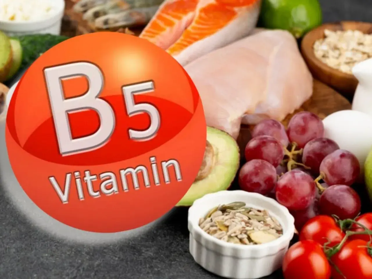 Descubre para qué sirve la vitamina B5 con alimentos como salmón, pollo, aguacate y uvas.