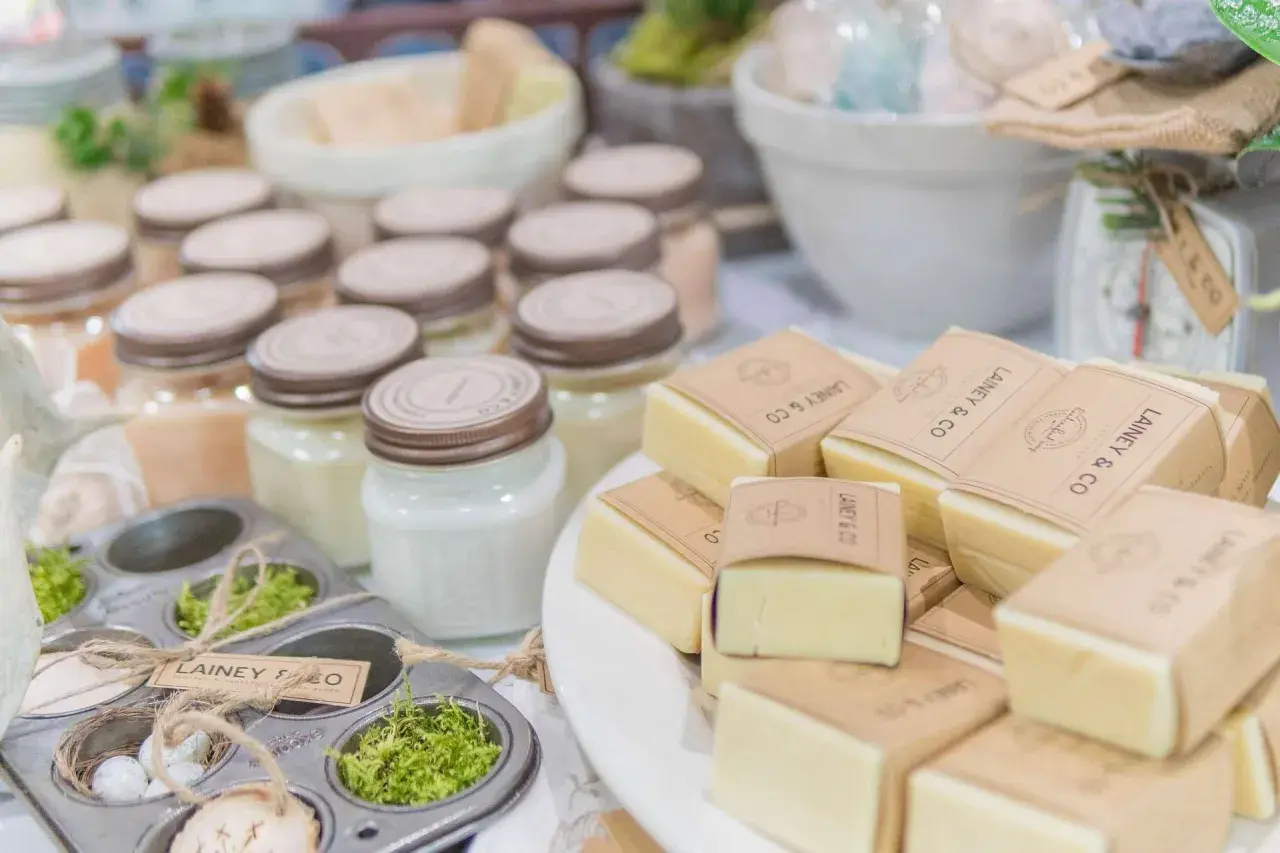Jabones artesanales y cremas en frascos, perfectos para tu rutina de skincare.