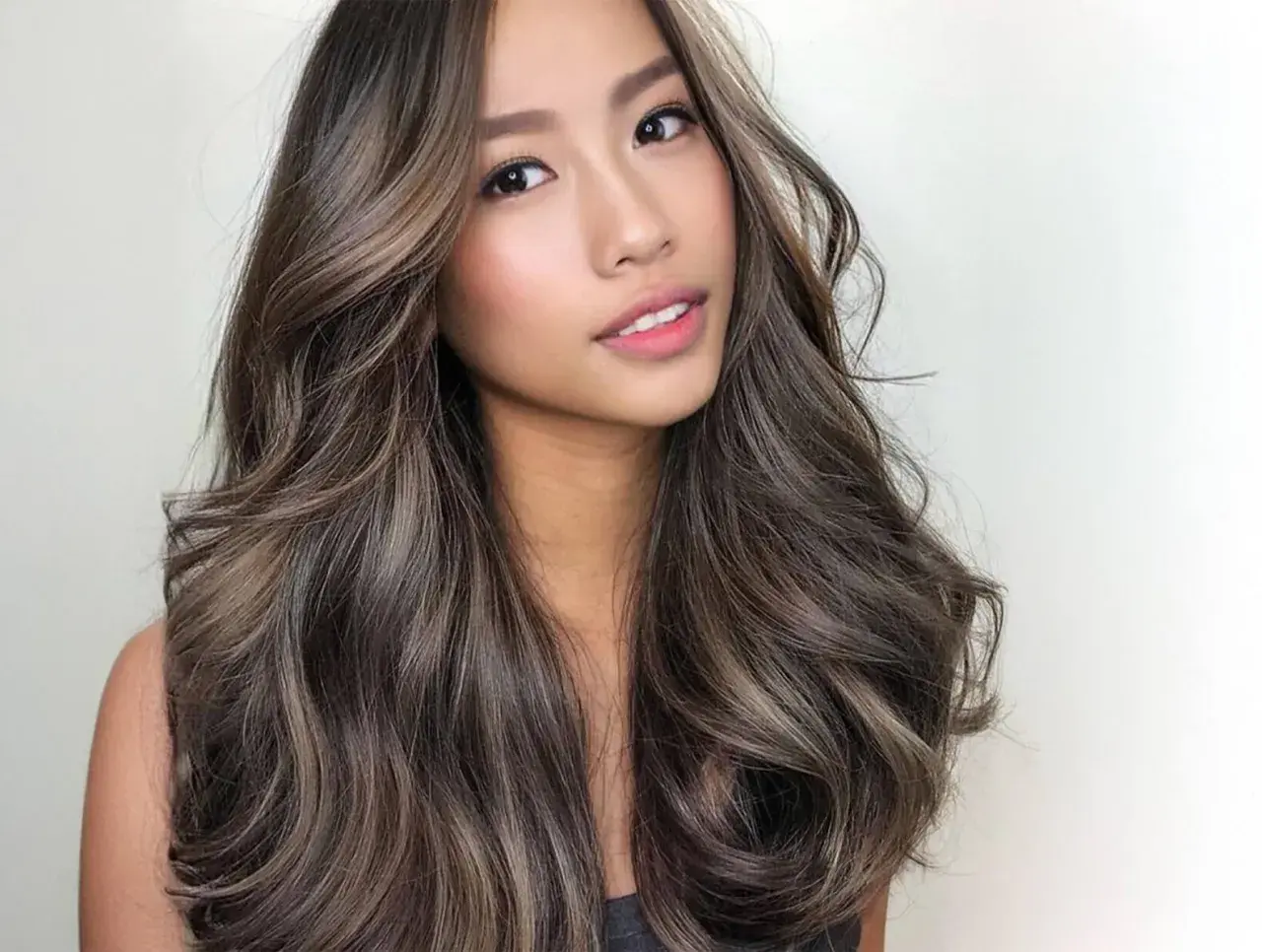 Cabello castaño con reflejos sutiles, mostrando la diferencia entre balayage y babylight.