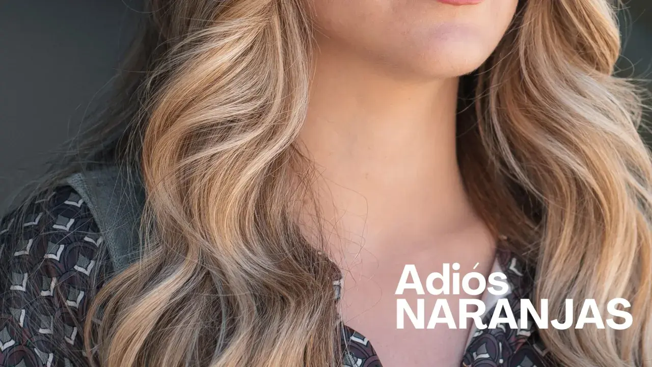 Cabello rubio con reflejos dorados. Una solución casera para eliminar tonos naranjas no deseados.