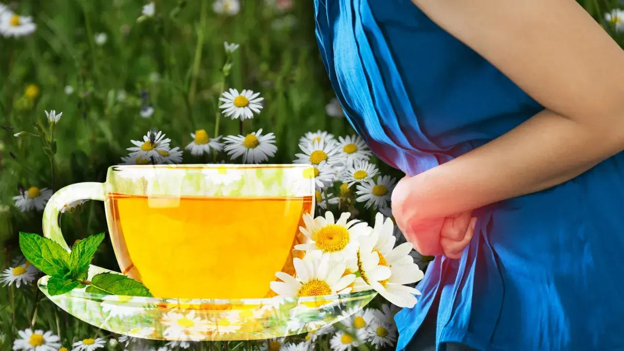 Té de manzanilla con menta, rodeado de flores. Una persona con dolor abdominal se alivia con los beneficios de la manzanilla.