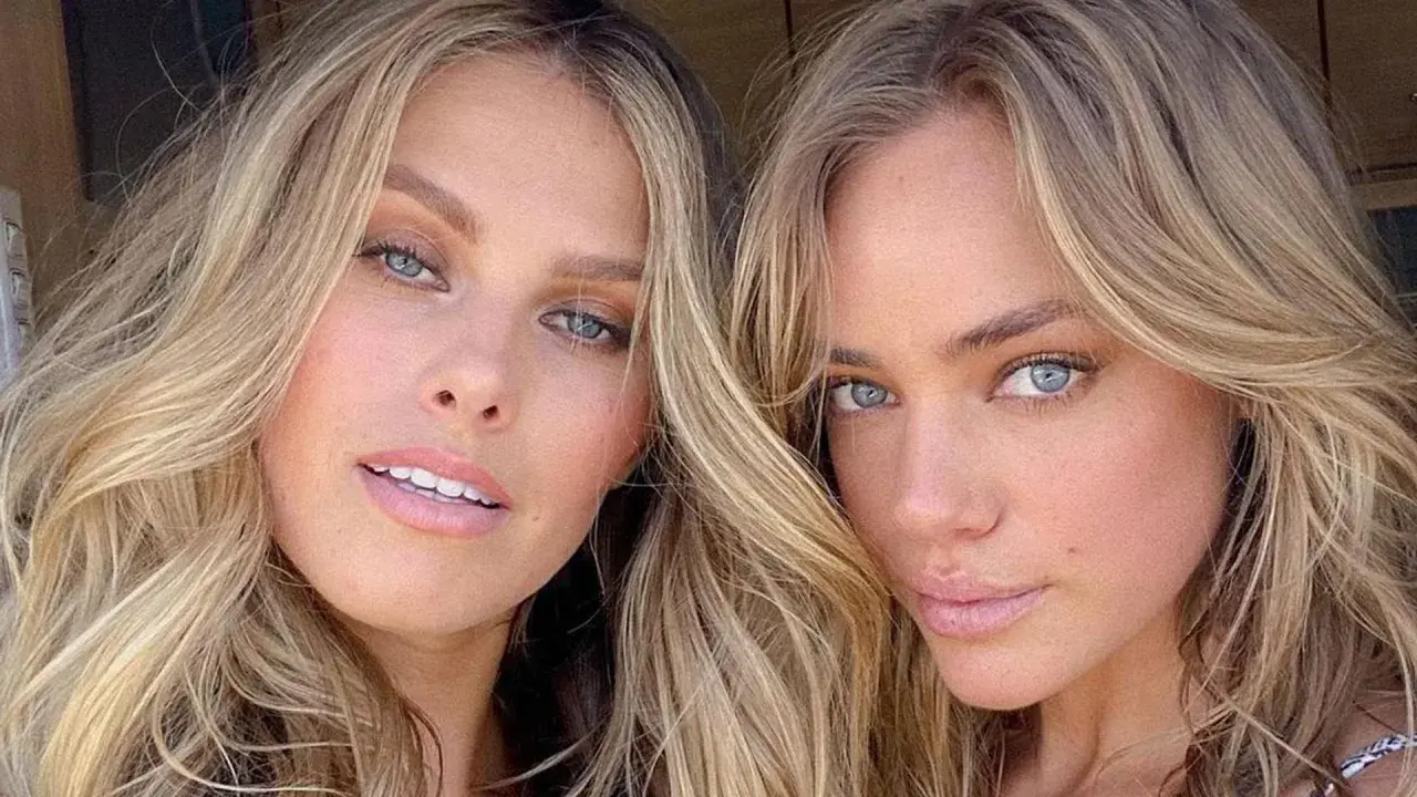 Dos mujeres con mechas rubias y ojos azules. Se preguntan cuánto duran las mechas para mantener este look.