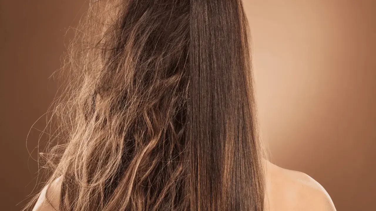 Cabello partido y seco a la izquierda, liso y sedoso a la derecha. El **pelo deshidratado** se transforma.