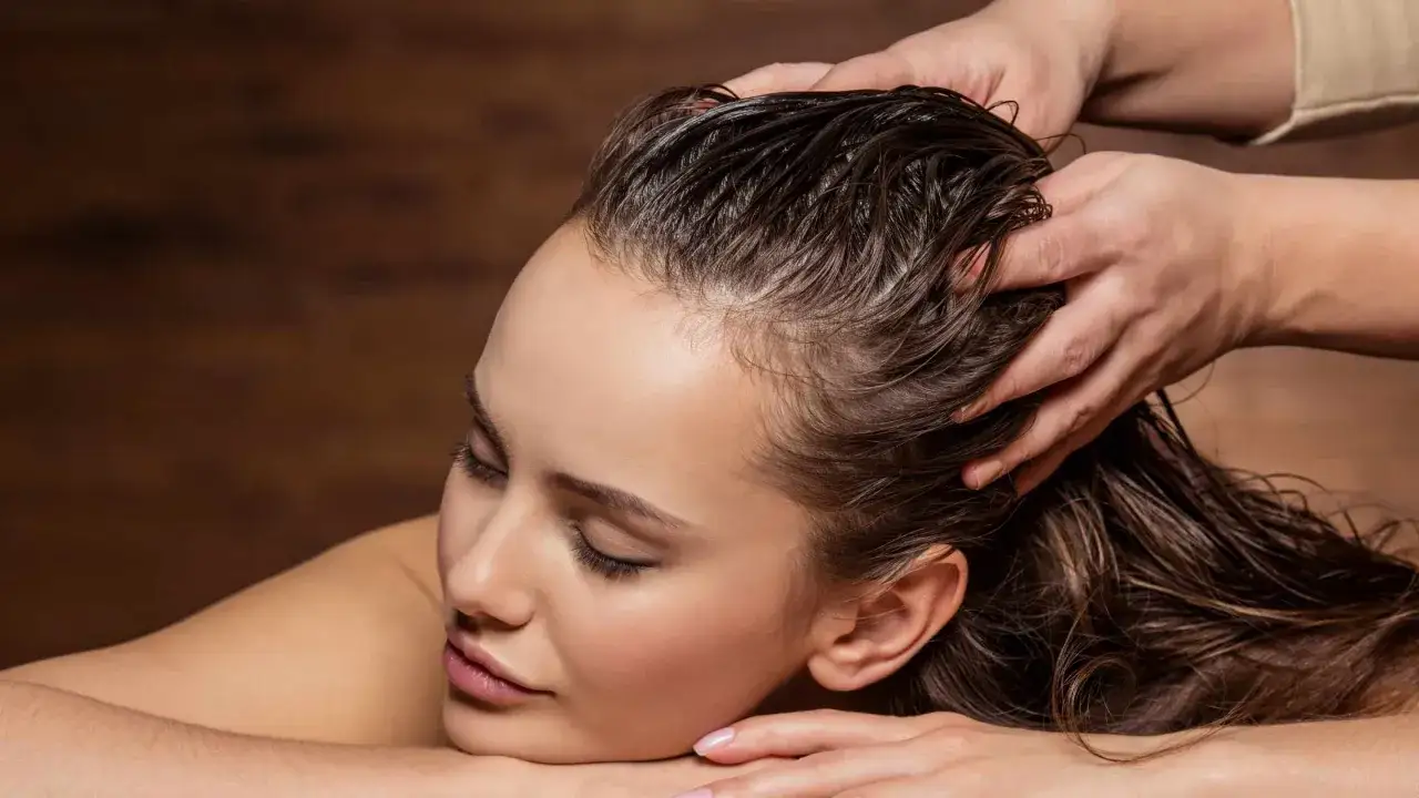 Masaje capilar para estimular el crecimiento del cabello. Descubre c&oacute;mo hacer crecer el pelo r&aacute;pido con este tratamiento.